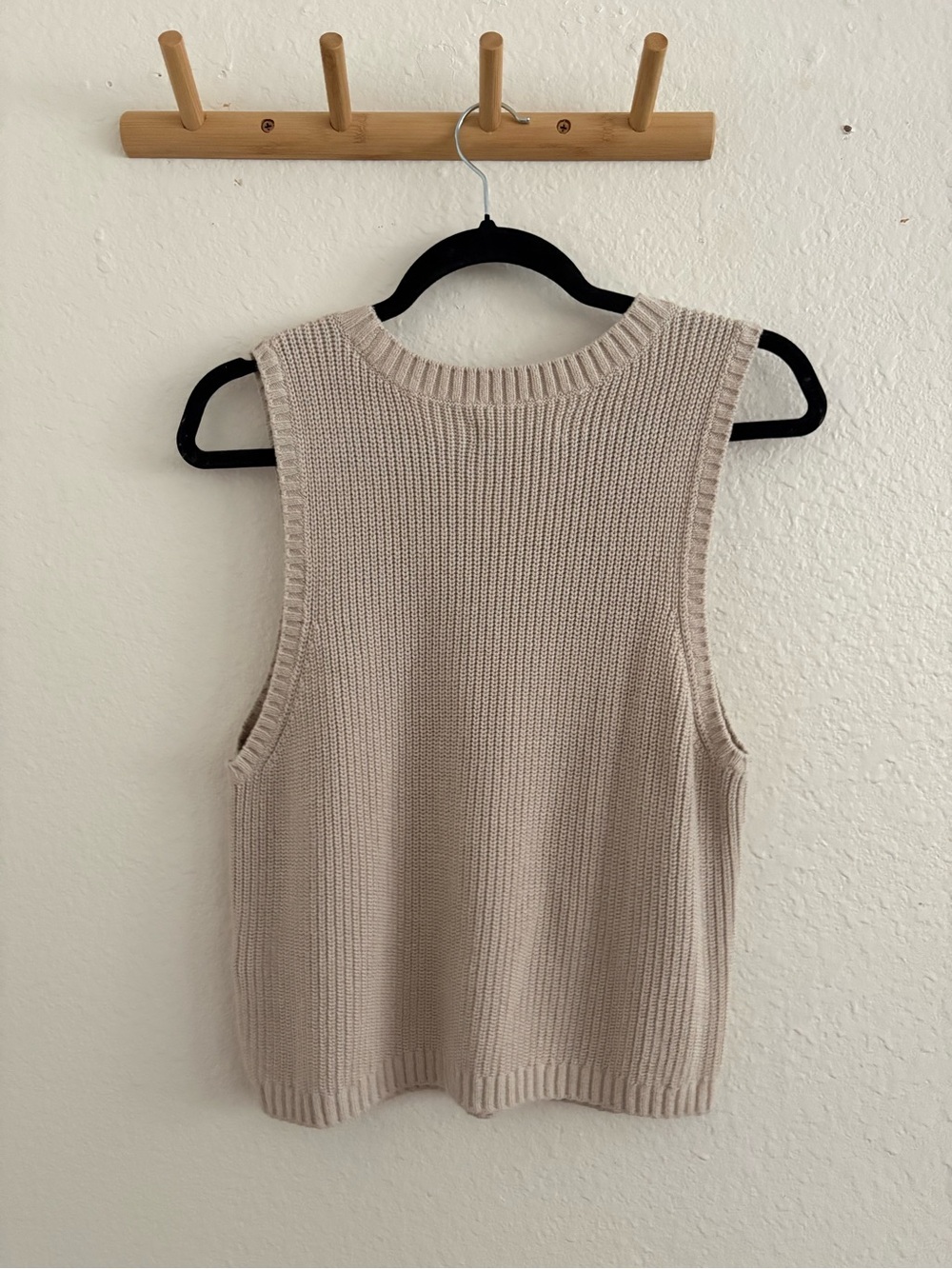 Hollister Beige Cable Knit Sleeveless Sweater Tank - Picture 2 of 2